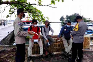 2000 Masker Medis Dibagikan Gratis oleh Polres Kep Seribu ke Warga
