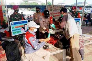 Polres Kep Seribu Cegah Penyebaran Covid-19 dengan Bagikan Masker Medis Gratis