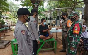2.100 Masker Medis Dibagikan Polres Kep Seribu Ke 8 Warga Pulau Pemukiman