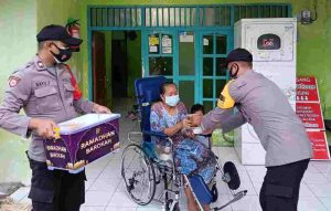 Polres Kep Seribu Door to Door Bagikan Takjil ke Warga