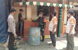Cegah Penyebaran Covid 19 Kapolres Kep Seribu Bagikan 2.300 Masker Medis Gratis ke Warga