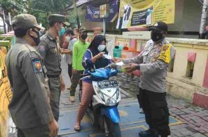 Cegah Penyebaran Covid 19, 2.200 Masker Medis Gratis Dibagikan Kapolres Kep Seribu