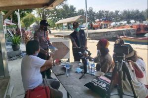 Polres Kep Seribu Bagikan 2.100 Masker Medis Gratis bagi Warga