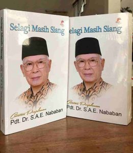 MENGENAL DAN MENGENANG Ephorus (Em.) Pdt. Dr. DR (Hc) SAE Nababan LLD