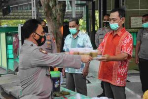 Polres Kep Seribu Bagikan Takjil Gratis Buka Puasa Bagi Warga