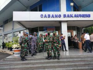 Danlanal Lampung Mendampingi Pejabat Negara Tinjau Lokasi Penyekatan Mudik 2021 di Pelabuhan Bakauheni