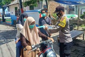 Polres Kep Seribu Bagikan 2.400 Masker Medis Gratis kepada Warga