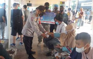 Cegah dan Tiadakan Kasus Covid 19, Polres Kep Seribu Bagikan 2.800 Masker Medis Gratis kepada Warga