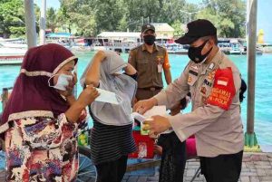 Cegah dan Tiadakan Covid-19 2600 Masker Medis Gratis dibagikan Polres Kep Seribu