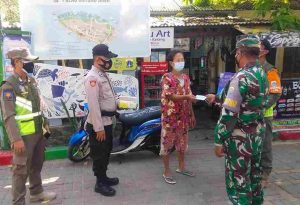 Polres Kep Seribu Serentak Bagikan 2.400 Masker Medis Gratis di Kep Serbu
