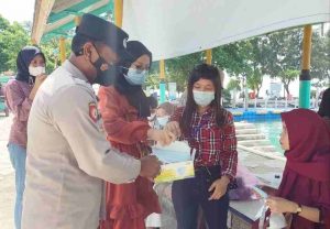 Cegah Penyebaran dan Tiadakan Kasus Covid 19 Polres Kep Seribu bagikan 2.800 Masker Medis Gratis kepada Warga