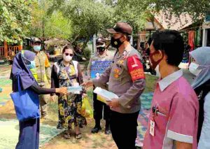 Polres Kep Seribu Bagikan 2.100 Masker Medis Gratis Cegah Covid 19