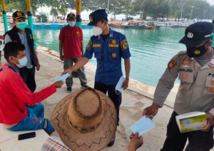 2.100 Masker Gratis Dibagikan Kapolres Kep Seribu kepada Warga
