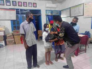 GAMKI Serahkan Bantuan Untuk Korban Bencana Badai Di NTT