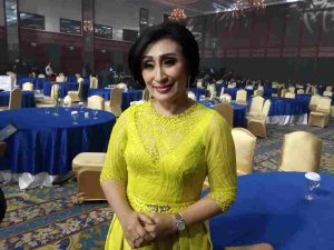 Desainer Terkenal Lina Damanik Kembali Toreh Prestasi Menjadi Pemenang Favorit Lomba Desain Toga Peradi Bernuansa Etnik