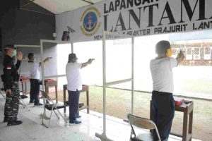 PANGKOARMADA I TUNJUKKAN KEMAMPUAN MENEMBAK PISTOL DI LANTAMAL III