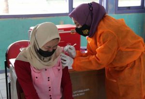 Polres Kep Seribu Gelar Akselerasi Vaksinasi Massal di Katar Pulau Untung Jawa