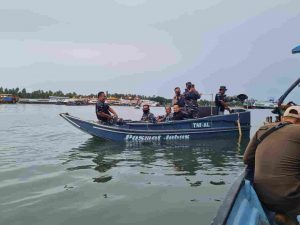 DUKUNG PEMERINTAH DAERAH, LANAL BABEL LAKSANAKAN PENERTIBAN PONTON SELAM DI TELUK KELABAT BABEL