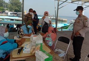 22 Warga Pendatang Jalani Testing Swab di Posko KTJ Kep Seribu Utara