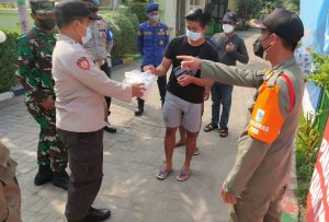 Dukung PPKM Mikro, 1.800 Masker di Bagikan Polres Kep Seribu ke Warga Pulau
