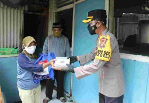 40 KK Warga Terdampak Covid-19 di Slum Area Pulau Pramuka Terima Sembako dan Rendang dari Polres Kep Seribu