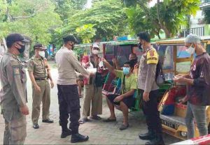 Secara Door to Door, 1.700 Masker dibagikan Polres Kep Seribu ke Warga