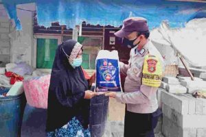 Sambangi 192 KK Warga Terdampak Covid-19, Polres Kep Seribu Bagikan Bansos