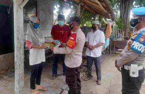 Gandeng Tokoh Masyarakat, Polsek Kep Seribu Selatan Salurkan Bansos ke Warga Terdampak PPKM Darurat