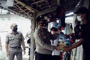 Peduli Sesama, Polsek Kepulauan Seribu Utara Salurkan Beras ke 33 KK di Slum Area