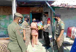 Terdampak PPKM Darurat, 29 KK Terima Bansos dari Polsek Kep Seribu Utara