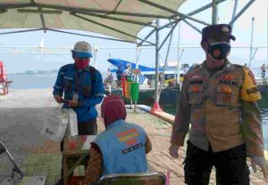 Polsek Kep Seribu Utara Terus Cegah Covid-19 dengan Testing Swab Antigen ke Para Pendatang