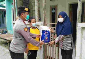 Polres Kep Seribu Hari ini Salurkan Bansos kepada 76 KK di Slum Area