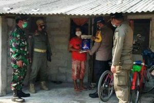 Bagikan Bansos ke 91 KK di Slum Area, Polres Kep Seribu Ajak Warga Patuh ProKes