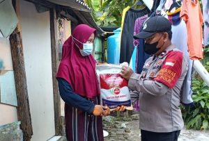 Salurkan Bansos, Polres Kep Seribu Datangi dan Bagikan ke 210 KK Terdampak Covid-19