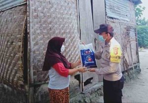 Salurkan Bansos, Polres Kep Seribu Datangi dan Bagikan ke 203 KK Terdampak Covid-19
