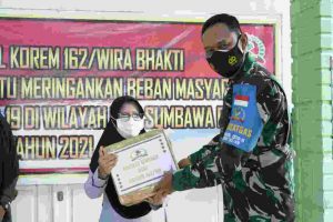 Danrem 162/WB Tinjau Pos PPKM Mikro dan Bale Isolasi Terpadu Serta Serahkan Bansos