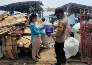 Sambangi 89 KK Warga Terdampak Covid-19, Polres Kep Seribu Bagikan Bansos