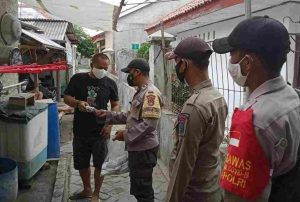 Secara Door to Door, 1.400 Masker dibagikan Polres Kep Seribu ke Warga