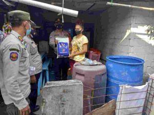 Sambangi 109 KK Warga Terdampak Covid-19, Polres Kep Seribu Bagikan Bansos