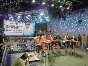 Menparekraf Sandiaga Uno Tinjau Vaksinasi COVID-19 di Holywings Gatsu Jakarta