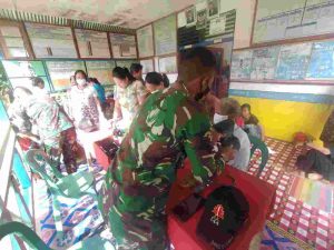 Satgas Yonif 144/JY Bersama Nakes Puskesmas Sosialisasikan Prokes dan Gelar Pengobatan Gratis di Perbatasan