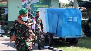 Pelda Indra Mukri, Babinsa Kodim 0314/Inhil Gendong Warga Disabilitas Vaksinasi Covid -19