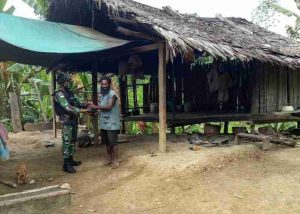 Satgas Yonif 512/QY Berbagi Kasih Dengan Masyarakat Perbatasan di Tengah Pandemi Covid-19