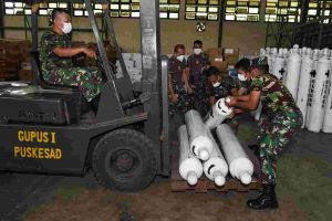 TNI AD Distribusikan Tabung Oksigen ke Beberapa RSAD
