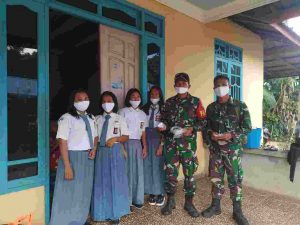 Personel Satgas Personel Satgas Yonif 144/JY Sosialisasikan Prokes dan Bagikan Masker Warga di Perbatasan to 144/JY Sosialisasikan Prokes dan Bagikan Masker Warga di Perbatasan