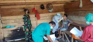 Personel TNI-Polri Lakukan Tracing dan Penyemprotan Disinfektan di Kabupaten Mimika