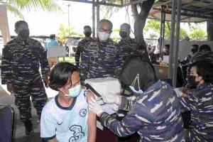 MASYARAKAT PESISIR BANTEN SERBU VAKSINASI COVID-19 TNI AL LANTAMAL III JAKARTA