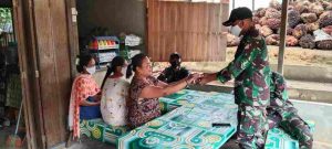 Anggota Satgas Yonif 144/JY Sosialisasikan Prokes dan Bagikan Masker di Batas Negeri