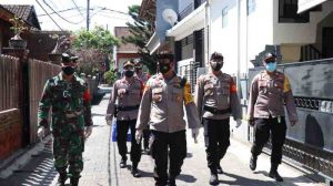Dandim 1611/ Badung Beserta Kapolresta Antar Langsung Warga Menuju Isoter