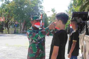 Peringati Detik -Detik Proklamasi RI, TNI di Kota Jayapura Bagikan Masker Merah Putih Kepada WargaPeringati Detik -Detik Proklamasi RI, TNI di Kota Jayapura Bagikan Masker Merah Putih Kepada Warga